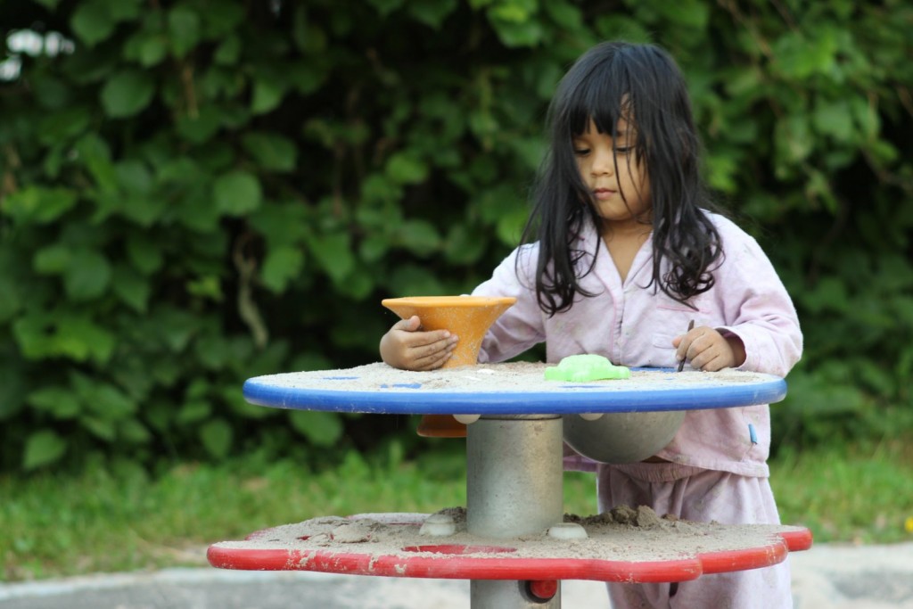 Juni auf dem Spielplatz