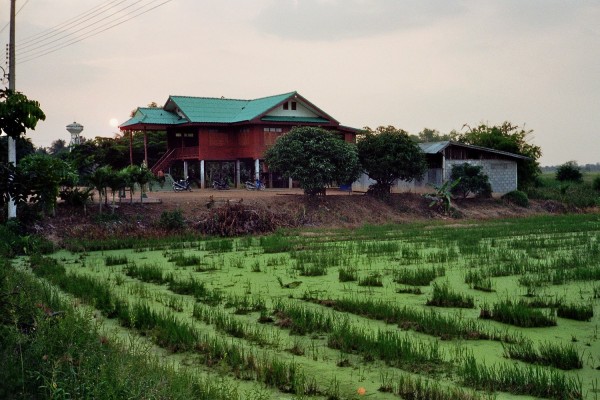 Sonnenuntergang und traditionelles Thai-Haus